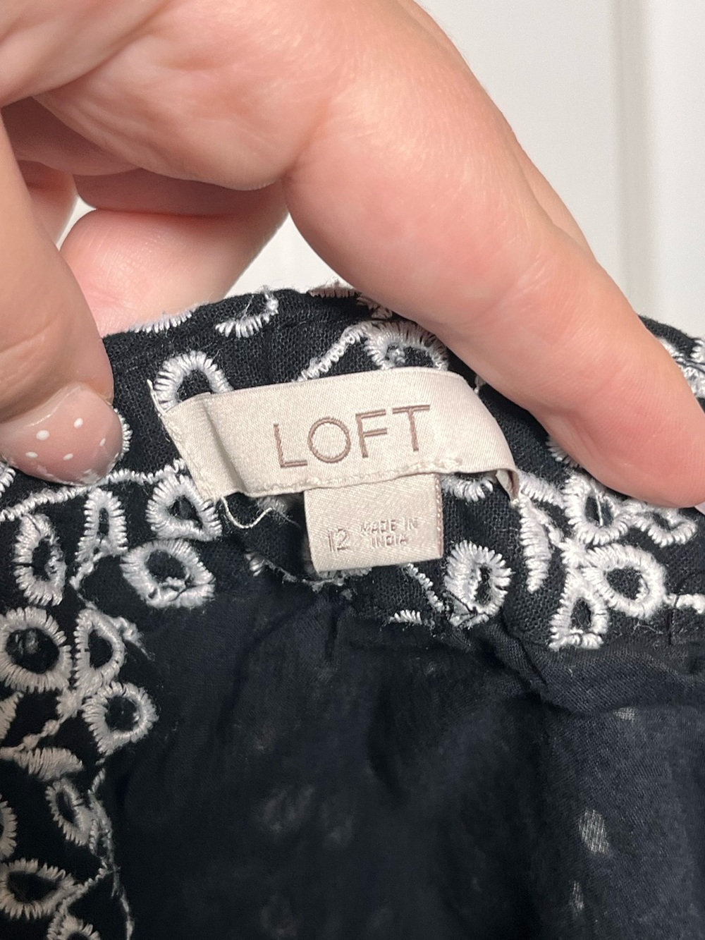 LOFT Black White Embroidered A-Line Skirt Floral Scalloped Hem Size 12 - Picture 4 of 4